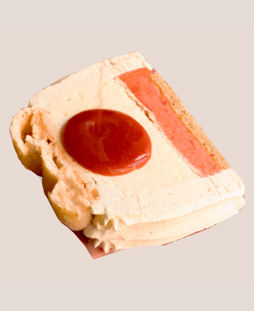 Part de pavlova vanille fraise dessert glacé