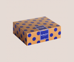 Close box of Quito chocolate sponge cake