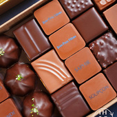 Ganaches Grand Cru, pralinés, gianduja, chocolats bi-textures, ganaches fruitées ou épicées... Tout ce qu'il aime 😋 Nos coffrets sauront combler les papas ou les hommes de vos vies 🥰

Découvrez nos coffrets de chocolats et nos créations pour la fête des pères en boutique ou sur notre site internet www.jeanpaulhevin.com.

👉 Livraison possible en 1h ou programmée à l'heure de votre choix à Paris, Neuilly-sur-Seine, Levallois-Perret et Clichy

🇬🇧 Grand Cru ganaches, pralines, gianduja, dual-texture chocolates, fruity or spicy ganaches... Everything he loves 😋 Our boxes will delight the dads or men in your lives 🥰

Discover our boxes of chocolates and our creations for Father's Day in store or on our website www.jeanpaulhevin.com.

👉 Delivery available in 1 hour or scheduled at the time of your choice in Paris, Neuilly-sur-Seine, Levallois-Perret, and Clichy.
