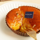 Coup de foudre de la rentrée : la nouvelle tartelette orange passion. 
Notre incontournable Tartelette à l’orange est rehaussée par la note vive et exotique du fruit de la passion. 

🇬🇧 Love at first bite this back-to-school season: the new orange passion fruit tartlet.
Our signature Orange Tartlet gets a lift from the bright, exotic note of passion fruit.

#JeanPaulHevin #pâtisserie #patisserieparis #TarteletteOrange #MeilleurOuvrierdeFrance #relaisdessertsinternational