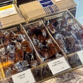 Caramels 🍬
Parfois un souvenir de vacances, ou un simple plaisir sucré… 
Le caramel devient raffiné avec des associations délicieuses : poire vanille, chocolat amer, éclats de noisettes, vanille, figue mais aussi l’incontournable caramel beurre salé. 

🇬🇧 Caramels 🍬
Sometimes a holiday memory, or a simple sweet treat…
Caramel becomes refined with delicious pairings: pear-vanilla, dark chocolate, hazelnut crunch, vanilla, fig, as well as the timeless salted butter caramel.

#JeanPaulHevin #caramel #caramelbeurresalé #MeilleurOuvrierdeFrance #relaisdesserts