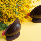Picoti, picota 🐓 Découvrez notre poulette Poulbot. 

En version chocolat au lait 40% garnie de fritures sèches et fourrées praliné chocolat au lait.
Ou en version chocolat noir Grand Cru du Cameroun Hévin-Nkolossang 70% garnie de fritures sèches et fourrées au chocolat noir. 

🇬🇧 Picoti, picota 🐓 Discover our Poulbot easter hen.

40% milk chocolate version filled with dry fritters and milk chocolate pralines.
Or 70% dark Grand Cru chocolate from Cameroun Hévin-Nkolossang, filled with dry fritters and dark chocolate pralines.

#JeanPaulHevin #chocolatier #chocolatierparis #chocolatdepaques #chocolatcameroun #hévinnkolossang #MeilleurOuvrierdeFrance #RelaisDesserts
