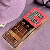 Joyeuse fête nationale du 14 juillet ! 🇫🇷

Célébrons la France et l’excellence de son savoir-faire. 

Dans ce coffret, chaque chocolat est le fruit d'un travail minutieux, où le geste artisanal rencontre l'exigence de la créativité. Nous vous proposons une sélection de cartes illustrées pour personnaliser votre coffret et votre attention.

Happy Bastille Day! 🇫🇷

Today, we celebrate France and the excellence of its craftsmanship.

Each chocolate in this gift box is the result of meticulous work, where artisanal expertise meets creative excellence.

To make your gift even more personal, we invite you to choose from our selection of illustrated cards and add your own thoughtful message.

#JeanPaulHevin #chocolatier #chocolatierparis #14juillet #MeilleurOuvrierdeFrance #RelaisDesserts