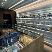Horaires été 🌞

Nos boutiques Vendôme et Galeries Lafayette Le Gourmet restent ouvertes tout l'été. 
La boutique du Marais est ouverte jusqu'au 9 août. 

🛍 Nos autres boutiques prendront une pause estivale à partir de samedi 25 juillet à 18h. 

🌐 Dernières commandes sur notre boutique en ligne le jeudi 23 juillet. N'oubliez pas de préparer vos réserves 😋

🇬🇧 Summer Hours 🌞

Our Vendôme and Galeries Lafayette Le Gourmet boutiques will remain open all summer long.
Our Marais boutique will be open until August 9th.

🛍 Our other boutiques will be taking a summer break starting Saturday, July 25th at 6 p.m.

🌐 Last orders on our online shop will be on Thursday, July 23rd. Don't forget to stock up! 😋

#JeanPaulHévin #Pâtisserie #MacaronsParis #chocolatier #RelaisDesserts #MeilleurOuvrierdeFrance