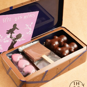 Un coffret de douceurs pour lui dire merci 😋

2 oursons guimauve, 1 sucette praliné, 2 carrés sablés, 1 sablé viennois, 3 cœurs au praliné.

👉 Livraison possible en 1h ou programmée à l'heure de votre choix à Paris, Neuilly-sur-Seine, Levallois-Perret et Clichy.

🇬🇧 A sweet gift box to say thank you 😋

2 marshmallow bears, 1 praline lollipop, 2 shortbread squares, 1 Viennese shortbread, and 3 praline hearts.

👉 Delivery available in 1 hour or scheduled at the time of your choice in Paris, Neuilly-sur-Seine, Levallois-Perret, and Clichy.

#jeanpaulhevin #chocolatierparis #boitedechocolats #fêtedesmères #idéecadeau #MeilleurOuvrierdeFrance #relaisdesserts
