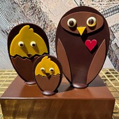 Dernier jour pour commander vos chocolats de Pâques 🐣
La livraison est assurée avant Pâques pour toute commande avant jeudi 17 avril à 11h. 

Et après ? Faites appel à notre service de livraison en 1h, gagnez du temps avec le click & collect, ou bien profitez des conseils de nos équipes en boutique pour choisir les plus belles créations 🥚

🇬🇧 Last day to order your Easter chocolates 🐣
Delivery is guaranteed before Easter for all orders placed before Thursday, April 17th at 11 a.m.

And afterward? Use our 1-hour delivery service, save time with click & collect, or take advantage of our in-store team's advices to choose the most beautiful creations 🥚

#JeanPaulHevin #chocolatier #chocolatierparis #chocolatdepâques #chocolatcameroun #hévinnkolossang #MeilleurOuvrierdeFrance #RelaisDesserts