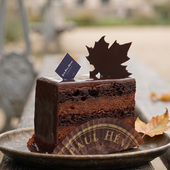 Jardin des plantes 🍁

Toute l'intensité d’un chocolat noir Grand Cru du Pérou, dans une texture aérienne.
Une pâtisserie emblématique de la Maison Jean-Paul Hévin. 

🇬🇧 Jardin des Plantes 🍁

All the intensity of a Grand Cru dark chocolate from Peru, in an airy texture.
An emblematic pastry of the Maison Jean-Paul Hévin.

#JeanPaulHévin #Chocolatier #Pâtissier #gâteauauchocolat #JardindesPlantes #MeilleurOuvrierdeFrance