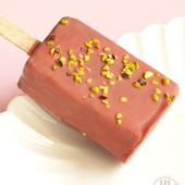 Rendez-vous dans nos boutiques parisiennes pour découvrir le petit dernier : l'Exquis Momo pistache griottes 🍒

Sorbet griottes, glace pistache, enrobé de chocolat Ruby et de pistaches concassées.

🇬🇧 Head to our Parisian boutiques to discover the newest addition: the Exquis Momo pistachio cherry 🍒

Cherry sorbet, pistachio ice cream, coated in Ruby chocolate and crushed pistachios.

#JeanPaulHevin #chocolatier #chocolatierparis #glace #Esquimau #ExquisMomo #HévinNkolossang #MeilleurOuvrierdeFrance #RelaisDesserts