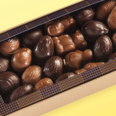 🐣 Nos pralinés iconiques de Pâques réunis dans un coffret ! 

🧸 Adorables animaux au praliné feuilleté amandes noisettes et biscuit finement émietté

🥚 Petits œufs bicouches enrobés de chocolat noir ou lait : un praliné différent dans chaque coque de l’œuf

🐚 fruits de mer : praliné feuilleté noisettes

🐟 sous les pralinés se cache une fine couche de fritures chocolat au lait caramel fleur de sel et chocolat noir cacao Grand Cru du Cameroun Hévin-Nkolossang 70%

👉 Livraison en 1h ou programmée à l'heure de votre choixi à Paris, Neuilly-sur-Seine, Levallois-Perret et Clichy.

🇬🇧 🐣 Our iconic Easter pralines all in one box!

🧸 Adorable animals with almond and hazelnut flaky praline and finely crumbled biscuit

🥚 Small double-layer eggs coated in dark or milk chocolate: a different praline in each egg shell

🐚 Seafood: hazelnut flaky praline

🐟 Beneath the pralines lies a thin layer of milk chocolate, salted caramel, and dark chocolate with Grand Cru cocoa from Cameroon, Hévin-Nkolossang 70%.

👉 Delivery within 1 hour or scheduled at the time of your choice in Paris, Neuilly-sur-Seine, Levallois-Perret, and Clichy.

#JeanPaulHevin #chocolatier #chocolatdepaques #chocolatierparis #praliné #hévinnkolossang #MeilleurOuvrierdeFrance #RelaisDesserts
