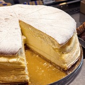 Régulièrement cité parmi les meilleurs cheesecakes parisiens, le Mazaltov est la pâtisserie incontournable de l'été ☀️

On aime sa texture aérienne et sa pointe d'acidité addictive. 
Demandez notre coulis de fraises pour un grand moment de plaisir 🍓

Disponible à la part ou entier (14 personnes)

🇬🇧 Regularly ranked among the best cheesecakes in Paris, the Mazaltov is this summer's must-try pastry ☀️

We love its airy texture and addictively tangy kick. 
Ask for our strawberry coulis for a moment of pure bliss 🍓

Available by the slice or whole (serves 14)

#JeanPaulHevin #pâtissier #cheesecake #MeilleurOuvrierdeFrance #RelaisDesserts