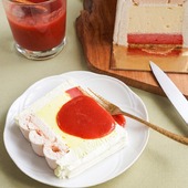 Pavlova glacée fraise yuzu 🍓

Sorbet fraise et parfait yuzu, entourés de meringue et de chantilly, nappés de coulis de fraise. Un concentré d'été 🌞

🚲 Choisissez la livraison en 1h, il n'y a plus qu'à déguster ! 

🇬🇧 Iced Strawberry Yuzu Pavlova 🍓

Strawberry sorbet and yuzu parfait, wrapped in white meringue and whipped cream, topped with a strawberry coulis. Summer in a bite 🌞

🚲 Choose 1-hour delivery, and all that's left to do is enjoy!

#JeanPaulHevin #chocolatier #Pavlova #glace #fraise #yuzu  #MeilleurOuvrierdeFrance #RelaisDesserts