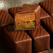 Gianduja amandes, pâte d’amande pistache : deux fois plus de bonheur ! 💚
Un bonbon de chocolat tout en finesse, où le savoir-faire fait toute la différence.

🇬🇧 Almond gianduja, pistachio marzipan: twice the delight! 💚
A refined chocolate bonbon where savoir-faire makes all the difference.

#JeanPaulHevin #chocolatier #chocolatierparis #Pistache #Gianduja #MeilleurOuvrierdeFrance #RelaisDesserts