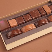 Fête des pères 🍫🚗
Bien garées dans un coffret d’exception, la petite collection de voitures en chocolat Jean-Paul Hévin est à croquer sans modération. 

Elles sont accompagnées de ganaches et de pralinés dont deux créations spéciales : 
�- Ganaches au sésame enrobées de chocolat au lait, �
- Ganaches framboise anis vert enrobées de chocolat noir

🚲 Livraison possible en 1h ou programmée à l'heure de votre choix à Paris et proche banlieue (offerte dès 30€ d'achat jusqu'au 21 juin avec le code LIV26FDP).

🇬🇧 Father’s Day 🍫🚗

Beautifully parked in an exceptional gift box, Jean-Paul Hévin’s small collection of chocolate cars is simply irresistible.

They are accompanied by an assortment of ganaches and pralines, including two special creations:

- Sesame ganache coated in milk chocolate
- Raspberry and green anise ganache coated in dark chocolate

🚲 Delivery available within 1 hour or scheduled at the time of your choice in Paris and its inner suburbs (free on orders over €30 until June 21st with the code LIV26FDP).

#JeanPaulHevin #Chocolatier #Chocolat #Fêtedespères #idéecadeau #MeilleurOuvrierdeFrance #relaisdesserts