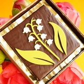 Une jolie tradition additionnée de gourmandise 🌱 Offrez un brin de muguet en praliné enrobé de chocolat noir ou au lait. 

🇬🇧 A lovely tradition with a touch of indulgence 🌱 Offer a sprig of lily of the valley in praline coated in dark or milk chocolate.

#JeanPaulHevin #chocolatier #chocolatierparis #1ermai #muguet #MeilleurOuvrierdeFrance #RelaisDesserts