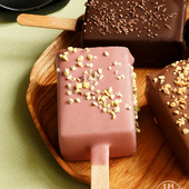 La pause fraicheur que nous recommandons 😇

Exquis Momo glacé Pistache Griottes 🍒
Une glace pistache onctueuse associée à un sorbet griottes intensément fruité, le tout enrobé de chocolat Ruby et parsemé de pistaches concassées.

🇬🇧 The refreshing break we highly recommend 😇

Frozen Pistachio Cherry Exquis Momo 🍒
A creamy pistachio ice cream paired with an intensely fruity cherry sorbet, all coated in Ruby chocolate and sprinkled with crushed pistachios.

#JeanPaulHevin #chocolatier #chocolatierparis #glace #Esquimau #ExquisMomo  #MeilleurOuvrierdeFrance #RelaisDesserts