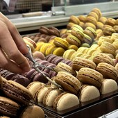 Macaron crème brûlée 
Une ganache crème vanillée caramel au chocolat au lait et un cœur caramel coulant. Irrésistible ! 

🇬🇧 Crème Brûlée Macaron
A vanilla caramel cream milk chocolate ganache with a gooey caramel center. Irresistible!

#JeanPaulHévin #Macaron #Pâtisserie #MacaronsParis #crèmebrûlée  #RelaisDesserts #MeilleurOuvrierdeFrance