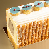 PARIS BREST GLACÉ ❄

Ajouter une touche de légèreté au Paris Brest, sans lui enlever sa gourmandise... Défi relevé avec cette version glacée composée d'une base croustillante à la noisette, d'un parfait au praliné avec des éclats de nougatine, de chantilly à la crème de noisettes et de choux.

D'autres pâtisseries glacées arrivent bientôt 🤫

🇬🇧 FROZEN PARIS BREST ❄

Add a touch of lightness to the Paris Brest, without taking away its deliciousness... Challenge accepted with this frozen version composed of a crunchy hazelnut base, a praline parfait with nougatine flakes, hazelnut cream whipped cream, and choux buns.

More frozen pastries are coming soon 🤫

#JeanPaulHevin #pâtisserie #pâtisserieparis #parisbrest #MeilleurOuvrierdeFrance #RelaisDesserts