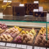Le macaron, une émotion en deux bouchées ✨

🇬🇧 The macaron, an emotion in two bites.

#JeanPaulHévin #Macaron #Pâtisserie #MacaronsParis #GaleriesLafayetteLeGourmet #RelaisDesserts #MeilleurOuvrierdeFrance