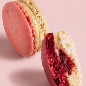 Nouveaux macarons 🍓🍒 

Deux parfums aux saveurs estivales rejoignent notre collection de macarons : 
- Vanille, coeur coulis de fraise 
- Vanille, coeur coulis de griottes

🇬🇧 Rendez-vous dans nos boutiques pour les découvrir. 

New macarons 🍓🍒

Two summer-flavored macarons are joining our collection:
- Vanilla with a strawberry coulis heart
- Vanilla with a Morello cherry coulis heart

Come visit our boutiques to discover them!

#jeanpaulhevin #macaron #macaronparis #bestmacaroninparis #pâtissierparis #meilleurouvrierdefrance #relaisdesserts