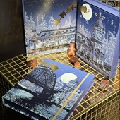 Notre calendrier de l’Avent « Gare » est disponible en pré-commande ✨🚂

Poursuivant sa promenade amoureuse dans ce Paris qu’il aime tant, Jean-Paul Hévin nous propose un Noël au départ de la Gare de Lyon. 

Ce sont les voies ferrées qui nous guideront vers les grandes festivités de fin d’année où la joie et le partage seront placés sous le signe « Chocolat ».

En pré-commande dans nos boutiques et sur notre site internet. 

Disponible dès le 3 novembre. 

🇬🇧 Our “Gare” Advent calendar is available for pre-order ✨

Continuing his love-filled stroll through the Paris he cherishes so much, Jean-Paul Hévin invites us to a Christmas departing from the Gare de Lyon.

The railway tracks will guide us toward the grand festivities of the year’s end, where joy and sharing will be placed under the sign of “Chocolate.”

Available for pre-order in our stores and on our website.

Available from November 3rd.

#JeanPaulHevin #CalendrierdelAvent #Chocolatier #MeilleurOuvrierdeFrance #RelaisDesserts