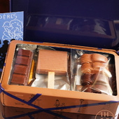 10 douceurs dans un coffret élégant en métal, le cadeau idéal pour les papas 😍 

A l'intérieur : 2 biscuits sablés carrés, 2 sablés viennois, 1 sachet de 4 voitures en chocolat, 1 bouchée sucette, 1 tabletino chocolat noir.

👉 Livraison possible en 1h ou programmée à l'heure de votre choix à Paris, Neuilly-sur-Seine, Levallois-Perret et Clichy

🇬🇧 10 sweet treats in an elegant metal box, the perfect gift for daddys 😍

Inside: 2 square shortbread cookies, 2 Viennese shortbread cookies, 1 bag of 4 chocolate cars, 1 lollipop, 1 dark chocolate tabletino.

👉 Delivery available in 1 hour or scheduled at the time of your choice in Paris, Neuilly-sur-Seine, Levallois-Perret, and Clichy.

#jeanpaulhevin #chocolatierparis #fêtedespères #idéecadeau #meilleurouvrierdefrance #relaisdesserts