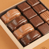 Une attention qui se savoure 🤎 

Un coffret inédit pour la fête des pères composé de : 

- Voitures en chocolat au lait et chocolat noir 68%
- Ganaches au sésame enrobée de chocolat au lait, 
- Ganaches framboise anis vert enrobées de chocolat noir, 
- Ganaches au cassis enrobées de chocolat noir
- Giandujas mousseux au lait vanillé enrobé de chocolat au lait

🚲 Livraison possible en 1h ou programmée à l'heure de votre choix à Paris et proche banlieue (offerte dès 30€ d'achat jusqu'au 21 juin avec le code LIV26FDP).

🇬🇧 A thoughtful gift to be savored 🤎

An exclusive Father’s Day gift box featuring:

- Milk and 68% dark chocolate miniature cars
- Sesame ganaches coated in milk chocolate
- Raspberry and green anise ganaches coated in dark chocolate
- Blackcurrant ganaches coated in dark chocolate
- Whipped vanilla milk giandujas coated in milk chocolate

🚲 Delivery available within 1 hour or scheduled at your convenience in Paris and its inner suburbs (free on orders over €30 until June 21st with the code LIV26FDP).

Pour les fondus de chocolat noir, c'est le cadeau idéal.
Un clin d’œil malicieux pour son papa ! 🏋 Une tablette 100% pâte de cacao origine Cameroun aux notes de cacao frais, acidulé, puissant et long en bouche.

🚲 Livraison possible en 1h ou programmée à l'heure de votre choix à Paris et proche banlieue.

🇬🇧 For dark chocolate aficionados, it’s the perfect gift. A mischievous little nod to Dad! 🏋 A 100% cocoa paste bar originating from Cameroon, featuring fresh, tangy, powerful, and long-lasting cocoa notes.

🚲 Delivery available in 1 hour or scheduled at the time of your choice in Paris and inner suburb.

#JeanPaulHevin #Chocolatier #Chocolat #Fêtedespères #idéecadeau #MeilleurOuvrierdeFrance #relaisdesserts