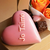 Délicat cœur en chocolat rose garni d'un assortiment de chocolats comme une bonbonnière 😋 Un délicieux message d'amour à offrir à sa maman 💝

Cœur garni de pralinés et de ganaches au chocolat noir et au chocolat au lait ainsi que de nos deux chocolats de fêtes des mères : 

🩷 Cœurs lait rose vanille : Praliné amandes et noisettes, vanille.
👁 Chocolats "Amour au premier regard" : ganache lait citron vert basilic enrobée de chocolat noir 68%

👉 Livraison possible en 1h ou programmée à l'heure de votre choix à Paris, Neuilly-sur-Seine, Levallois-Perret et Clichy.

🇬🇧 Delicate pink chocolate heart filled with an assortment of chocolates like a candy box 😋 A delicious message of love to spoil your mom 💝

Heart filled with pralines and dark and milk chocolate ganaches, as well as our two Mother's Day chocolates:

🩷 Pink Milk Vanilla Hearts: Almond and hazelnut praline, vanilla.
👁 "Love at First Sight" Chocolates: Lime and basil milk ganache coated in 68% dark chocolate

👉 Delivery available in 1 hour or scheduled at the time of your choice in Paris, Neuilly-sur-Seine, Levallois-Perret, and Clichy.

#jeanpaulhevin #chocolatierparis #boitedechocolats #fêtedesmères #idéecadeau #MeilleurOuvrierdeFrance #relaisdesserts