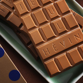 🍫 Nouveau : tablette lait Cameroun 38% 

Il est maintenant possible de découvrir notre chocolat du Cameroun Hévin-Nkolossang dans une version au lait à l’attaque acidulée et aux note de lait concentré. Un délice ! 

Disponible dans toutes nos boutiques et sur notre site internet. 

🍫 New in: 38% Cameroon milk chocolate bar

You can now discover our Hévin-Nkolossang Cameroon chocolate in a milk version with a tangy attack and condensed milk notes. So delicious!

Available in all our stores and on our website.

#jeanpaulhevin #chocolatierparis #chocolataulait #chocolatcameroun #hévinnkolossang #tablettedechocolat #MeilleurOuvrierdeFrance #relaisdesserts