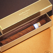 Une attention particulière ! 
Chaque cigare est unique et entièrement réalisé à la main dans un chocolat noir 68% de cacao de grande qualité. 

🚲 Livraison possible en 1h ou programmée à l'heure de votre choix à Paris et proche banlieue.

🇬🇧 A special treat! 
Each cigar is unique and entirely handcrafted from high-quality 68% dark chocolate.

🚲 Delivery available in 1 hour or scheduled at the time of your choice in Paris and inner suburb.

#JeanPaulHevin #Chocolatier #Chocolat #Fêtedespères #idéecadeau #MeilleurOuvrierdeFrance #relaisdesserts