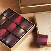 Ganache Cameroun 65%, un bijou réalisé à partir des fèves du centre Hévin-Nkolossang transformées par Nicolas Berger @chocolatnicolasberger. 

Laissez-vous séduire par ses accords harmonieux : attaque florale et chocolat puis une note acidulée.

Disponible en boutique à la pièce et dans tous nos coffrets ganaches et assortiments. 

🚲 Livraison possible en 1h ou programmée à l'heure de votre choix à Paris et proche banlieue.

🇬🇧 Cameroon 65% Ganache, a gem crafted from beans sourced from the Hévin–Nkolossang center and transformed by Nicolas Berger.

Let yourself be seduced by its harmonious notes: a floral and chocolatey opening, followed by a subtle tangy touch.

Available in-store individually and in all our ganache boxes and assorted selections.

🚲 Delivery available in 1 hour or scheduled at the time of your choice in Paris and inner suburb.

#JeanPaulHevin #chocolatier #chocolatierparis #HévinNkolossang #Cameroun #MeilleurOuvrierdeFrance #RelaisDesserts