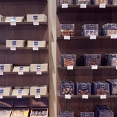 Toutes nos boutiques rouvrent leurs portes le mercredi 26 août. 
Les étagères se remplissent de merveilles chocolatées, qui n’attendront plus que vous 🥰

🇬🇧 All our boutiques are reopening on Wednesday, August 26. The shelves are filling with chocolate delights, just waiting for you 🥰

#JeanPaulHevin #Paris  #Chocolat #HauteChocolaterie #ParisGourmand  #MeilleurOuvrierdeFrance #RelaisDesserts