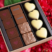 Le juste équilibre entre douceur et caractère 🤎 Une déclaration pleine de délicatesse pour votre maman. 

À l’intérieur :
✨ Un cœur praliné amandes relevé par une pointe de poivre Magk Khen du Laos
✨ Un bonbon praliné amandes à la baie d’Andaliman aux notes délicatement épicées
✨ Un bonbon crème de noisette et amande 
✨ Un rocher praliné intensément gourmand

En pré-commande sur www.jeanpaulhevin.com et dans nos boutiques à partir du 18 mai. 

🚲 Organisez une surprise grâce à notre service de livraison 1h ou programmée à l'heure de votre choix à Paris et proche banlieue.

🇬🇧 The perfect balance between softness and character 🤎 A delicate declaration of love for your mother.

Inside:
✨ An almond praline heart enhanced with a hint of Magk Khen pepper from Laos
✨ An almond praline bonbon with Andaliman pepper, featuring delicately spicy notes
✨ A hazelnut and almond cream bonbon
✨ An intensely indulgent praline rocher

Available for pre-order on Jean-Paul Hévin
 and in our boutiques from May 18.

🚲 Plan a special surprise with our 1-hour delivery service or scheduled delivery at the time of your choice in Paris and the surrounding suburbs.

#FeteDesMeres #JeanPaulHevin #ChocolatArtisanal #Praline #MadeInFrance #CoffretChocolat