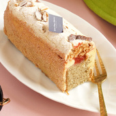 Nouveau cake tea time à la fraise 🍓

Un délicieux jeu de textures aux saveurs du printemps : biscuit amande, coulis de fraise, crème vanille et coque façon macaron.

Disponible dans nos boutiques. 

🇬🇧 New Strawberry Tea Time Cake 🍓

A delicious interplay of textures with the flavors of spring: almond sponge, strawberry coulis, vanilla cream, and a macaron-style shell.

Available in our shops. 

#JeanPaulHevin #pâtisserie #cake #teatime #MeilleurOuvrierdeFrance #RelaisDesserts