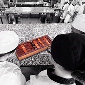 Transmettre la passion du chocolat, donner le goût de créer, de partager et de faire rêver 🍫 Visite de l’école de mon enfance du lycée Robert Buron à Laval. 

🇬🇧 Passing on a passion for chocolate, inspiring the desire to create, to share and to make people dream 🍫 A visit to my old school, Lycée Robert Buron in Laval.

#JeanPaulHévin #Chocolatier #boitedechocolats #lyceesreaumuretburon