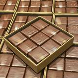 Découvrez l’harmonie parfaite entre la richesse du chocolat noir et les notes de nos cacaos Grands Crus ! 🍫😍

#ganaches #jeanpaulhevin #chocolat 
#decouverte #notes #grandscrus