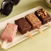 Coffret Exquis Momo 🍦

A glisser au congélateur à la maison pour combler toutes les envies gourmandes ! 

Coffret de 5 Exquis Momos à composer avec nos 4 parfums : 
- Pistache Griottes
- Yaourt mangue
- Vanille amandes
- Cacao

🇬🇧 Exquis Momo Box 🍦

Keep in the freezer at home to satisfy every sweet craving!

Box of 5 Exquis Momo to customize with our 4 flavors:
- Pistachio & Sour Cherry
- Mango Yogurt
- Vanilla & Almond
- Cocoa

#JeanPaulHevin #chocolatier #chocolatierparis #glace #Esquimau #ExquisMomo #HévinNkolossang #MeilleurOuvrierdeFrance #RelaisDesserts