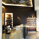 Entre le parc Monceau et l’Arc de Triomphe, sous un plafond peint aux airs de plantation de cacao, notre boutique rue de Courcelles décline un éventail de créations chocolatées : tablettes Grands Crus, macarons, ganaches et pralinés, pâte à tartiner, barres chocolatées, amandes enrobées… 

📍101 rue de Courcelles, 75017 Paris

🇬🇧 Between Parc Monceau and the Arc de Triomphe, beneath a painted ceiling reminiscent of a cocoa plantation, our boutique on Rue de Courcelles offers a wide range of chocolate creations: Grand Cru chocolate bars, macarons, ganaches and pralines, pastries, chocolate spreads, chocolate bars, coated almonds, and more.

📍101 rue de Courcelles, 75017 Paris