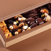 Et si le chocolat se croquait autrement ? 
Orangettes, figues, abricots, mini florentins et mendiants composent un assortiment où le fruit sec rencontre le chocolat sous toutes ses formes.

🚲 Livraison possible en 1h ou programmée à l'heure de votre choix à Paris et proche banlieue 

🇬🇧 What if chocolate were enjoyed a little differently?

Orangettes, figs, apricots, mini florentins and mendiants make up an assortment where dried fruit meets chocolate in all its forms.

🚲 Delivery available within 1 hour or scheduled at the time of your choice in Paris and its inner suburbs

#JeanPaulHevin #chocolatier #chocolatierparis #mendiants #orangettes #florentins #idéecadeau #MeilleurOuvrierdeFrance #RelaisDesserts