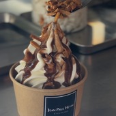 Glace au yaourt 🍦 
Yaourt maison, foisonné minute à personnaliser : 
- Nappages framboise, caramel ou chocolat 
- Toppings amandes caramélisées ou mini meringues maison 

📍41 rue de Bretagne, Paris 3ème

Notre boutique du Marais est ouverte jusqu’au samedi 8 août inclus.

🇬🇧 Frozen yogurt 🍦

Freshly whipped homemade yogurt to customize:
- Toppings: Raspberry, caramel, or chocolate drizzle
- Crunchy toppings: Caramelized almonds or homemade mini meringues

📍41 rue de Bretagne, Paris 3rd arrondissement

Our Marais shop is open until Saturday, August 8th included.

#jeanpaulhevin #glace #yaourtglacé #frozenyogurt #relaisdesserts