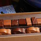 Parfois sportif, artiste ou bricoleur, parfois au jardin ou en cuisine... Mais toujours et par dessus tout, gourmand ! 😋 Un coffret inédit pour gâter les papas composé de 4 voitures en chocolat noir et lait et d'un assortiment de chocolats 💙

👉 Livraison possible en 1h ou programmée à l'heure de votre choix à Paris, Neuilly-sur-Seine, Levallois-Perret et Clichy

🇬🇧 Sometimes sporty, artistic or handy, sometimes in the garden or in the kitchen... But always and above all, gourmet! 😋 A unique box to spoil dads composed of 4 dark and milk chocolate cars and an assortment of chocolates 💙
 
👉 Delivery available in 1 hour or scheduled at the time of your choice in Paris, Neuilly-sur-Seine, Levallois-Perret, and Clichy.

#jeanpaulhevin #chocolatierparis #fêtedespères #idéecadeau #meilleurouvrierdefrance #relaisdesserts