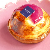 Tarte poire griottes, une nouvelle création légère et fruitée 🍒

Pâte sablée aux amandes, poires cuites au four, griottes entières, crème
légère vanillée caramélisée. Un petit goût de paradis ☁️

Disponible dans nos boutiques Invalides, Saint-Germain et Jardin du Luxembourg.

🇬🇧 Pear & Morello Cherry Tart: a light and fruity new creation 🍒

Almond shortcrust pastry, oven-baked pears, whole morello cherries, and a caramelized light vanilla cream. A little taste of paradise ☁️

Available now in our Invalides, Saint-Germain, and Jardin du Luxembourg boutiques.

#JeanPaulHevin #pâtisserie #tartelette #MeilleurOuvrierdeFrance #RelaisDesserts
