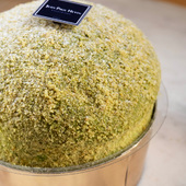 Princesse pistache 💚 
Un dôme de gourmandise composé d'une meringue à la pâte d'amande, d'une crème mousseline à la pistache et d'éclats de nougatine pistache.

🇬🇧 Princesse pistache 💚 
A dome of sweetness composed of almond paste meringue, pistachio mousseline cream and pistachio nougatine shards.