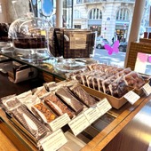 Barres chocolatées, croustillantes, florentins… Oursons guimauve ou rochers pralinés… A déguster dans l’instant pour un plaisir immédiat !

Notre boutique du Marais est ouverte jusqu’au samedi 8 août inclus.

🇬🇧 Chocolate bars, crispy treats, florentines… Marshmallow bears or praline rochers… Enjoy them right away for instant delight!

Our Marais shop is open through Saturday, August 8th included.

#jeanpaulhevin #glace #yaourtglacé #frozenyogurt #relaisdesserts