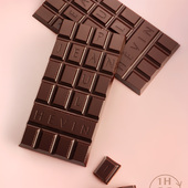 Nouveautés tablettes Grands Crus 🍫

🍫 Vanuatu 70% : attaque légèrement acidulée, notes de fruits jaunes et épicées. Une tablette qui nous fait voyager dans le Pacifique, réalisée avec des fèves de grande qualité issues d'un terroir volcanique exceptionnel.

🍫 Haïti 70% : attaque légèrement acidulée, notes de fruits rouges et épicées, légèrement grillées. Une très belle puissance et longueur en bouche qui séduira les amateurs. 

Une dégustation sera proposée dans nos boutiques pour vous faire découvrir ces nouveautés : 
- Vendredi 24 et samedi 25 avril : Haiti 70%
- Samedis 2 et 9 mai : tablette Vanuatu 70%

🛍 Toutes nos tablettes sont disponibles : 
en boutique, en click&collect, en expédition et en livraison 1h ou programmée à Paris et en proche banlieue. 

🇬🇧 New Grand Cru Chocolate Bars 🍫

🍫 Vanuatu 70%: A slightly tangy start with notes of yellow fruits and spices. This bar takes you on a journey to the Pacific, crafted with high-quality beans from an exceptional volcanic terroir.

🍫 Haiti 70%: A slightly tangy start with notes of red fruits and spices, featuring a subtle roasted finish. Its beautiful intensity and long-lasting flavor will delight true chocolate enthusiasts.
Tasting Events

Join us in-store to taste these new arrivals:
- Friday, April 24 & Saturday, April 25: Haiti 70%
- Saturday, May 2 & Saturday, May 9: Vanuatu 70%

How to Shop 🛍
All our bars are available:
In-store, via Click & Collect, shipping, 1-hour or scheduled delivery (available in Paris and its inner suburbs)

#JeanPaulHevin #Tablettedechocolat #ChocolatGrandCru #Chocolatier #Chocolat #MeilleurOuvrierdeFrance #relaisdesserts