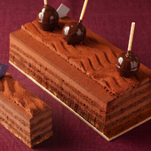 🍒 Nouvelle création en dégustation ce samedi dans nos boutiques : Le Temps des Cerises. 

Gianduja graines de courge et poivre de Timut, biscuit chocolat et mousse chocolat cacao Grand Cru du Cameroun Hévin-Nkolossang 
La rencontre inattendue entre le chocolat du Cameroun et la fraîcheur du poivre de Timut, donne toute sa singularité à cette recette. 
Venez la découvrir.

Disponible en 6 personnes et individuel

🇬🇧 🍒 New creation to taste this Saturday in our stores: Le Temps des Cerises.

Pumpkin seed and Timut pepper gianduja, chocolate biscuit and dark chocolate mousse made with Grand Cru Hévin-Nkolossang cocoa from Cameroon.
The unexpected encounter between Cameroonian chocolate and the freshness of Timut pepper gives this recipe its distinctive character.
Come and discover it.

Available in 6-person and individual sizes.

#JeanPaulHévin #Chocolatier #Pâtissier #gâteauauchocolat #MeilleurOuvrierdeFrance