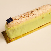 Venez découvrir notre nouveau cake Tea time pistache Griotte à déguster aujourd’hui en boutique. 

Un biscuit moelleux amande et vanille surmonté d’une gelée de griottes et de crème pistache, avec des griottes confites, le tout décoré d'une coque façon macaron avec des amandes concassées.

🇬🇧 Come discover our new Pistachio Griotte Cherry Tea Time cake, available to taste today in store.

A soft almond and vanilla biscuit topped with a griotte cherry jelly and pistachio cream, candied griotte cherries, with a macaron-style shell with crushed almonds on top.

#jeanpaulhevin #pâtisserie #patisseriefrancaise #cake #pistache #griottes #MeilleurOuvrierdeFrance #relaisdesserts