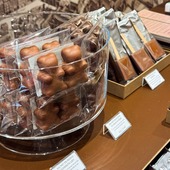 Back to cool ! 🥰 Bonne rentrée à toutes et à tous 💼
Sucettes praliné et oursons guimauve, nous savons comment accompagner avec douceur cette journée ! 

🇬🇧 Happy back-to-school to everyone 💼
Praline lollipops and marshmallow bears — we know just how to sweeten this day!

#JeanPaulHevin #oursonsguimauve #sucettechocolat  #Rentrée #chocolatier #MeilleurOuvrierdeFrance #relaisdesserts