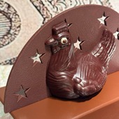 L'incontournable poule de Pâques a revêtu ses belles étoiles pour briller lors de la chasse aux chocolats ! 💫🔔
🤫 Dans son ventre elle cache de délicieuses fritures et des pralinés divins. 

Disponible en chocolat au lait 40%.

🇬🇧 The iconic Easter hen, surrounded by beautiful stars, is going to shine during the chocolate hunt! 💫🔔
🤫 Inside her belly, she hides delicious chocolate treats and divine pralines.

Available in milk chocolate 40%.

#JeanPaulHevin #chocolatier #chocolatierparis #chocolatdepâques #pouledepâques #chocolatcameroun #hévinnkolossang #MeilleurOuvrierdeFrance #RelaisDesserts