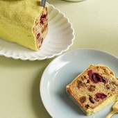 L'heure du goûter, c'est sacré ! 
Surtout quand il s'agit d'un merveilleux cake moelleux à la pistache garni d’amandes, d'inclusions de gianduja pistache, de griottes et d’abricots séchés, le tout enrobé d’un nappage à la pistache. 

🇬🇧 Afternoon snack time is sacred! 
Especially when it comes to a wonderful, moist pistachio cake topped with almonds, packed with pistachio gianduja, sour cherries, and dried apricots, all coated in a pistachio glaze.

#jeanpaulhevin #pâtisserie #patisseriefrancaise #cake #pistache #cakepistache #MeilleurOuvrierdeFrance #relaisdesserts