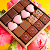 Une idée cadeau savoureuse pour dire mère-ci 💞 

Carré or composé de 19 chocolats assortis comprenant 2 créations en édition limitée pour la fête des mères. 

🩷 4 Cœurs lait rose vanille : Praliné amandes et noisettes, vanille.
👁 2 chocolats "Amour au premier regard" : ganache lait citron vert basilic enrobée de chocolat noir 68%

👉 Livraison possible en 1h ou programmée à l'heure de votre choix à Paris, Neuilly-sur-Seine, Levallois-Perret et Clichy.

🇬🇧 A delicious gift idea to celebrate Mother's Day 💞

Golden square box composed of 19 assorted chocolates, including two limited-edition creations for Mother's Day.

🩷 4 Milk Rose Vanilla Hearts: Almond and hazelnut praline, vanilla.
👁 2 "Love at First Sight" chocolates: Lime and basil milk ganache coated in 68% dark chocolate

👉 Delivery available in 1 hour or scheduled at the time of your choice in Paris, Neuilly-sur-Seine, Levallois-Perret, and Clichy.

#jeanpaulhevin #chocolatierparis #boitedechocolats #fêtedesmères #idéecadeau #MeilleurOuvrierdeFrance #relaisdesserts
